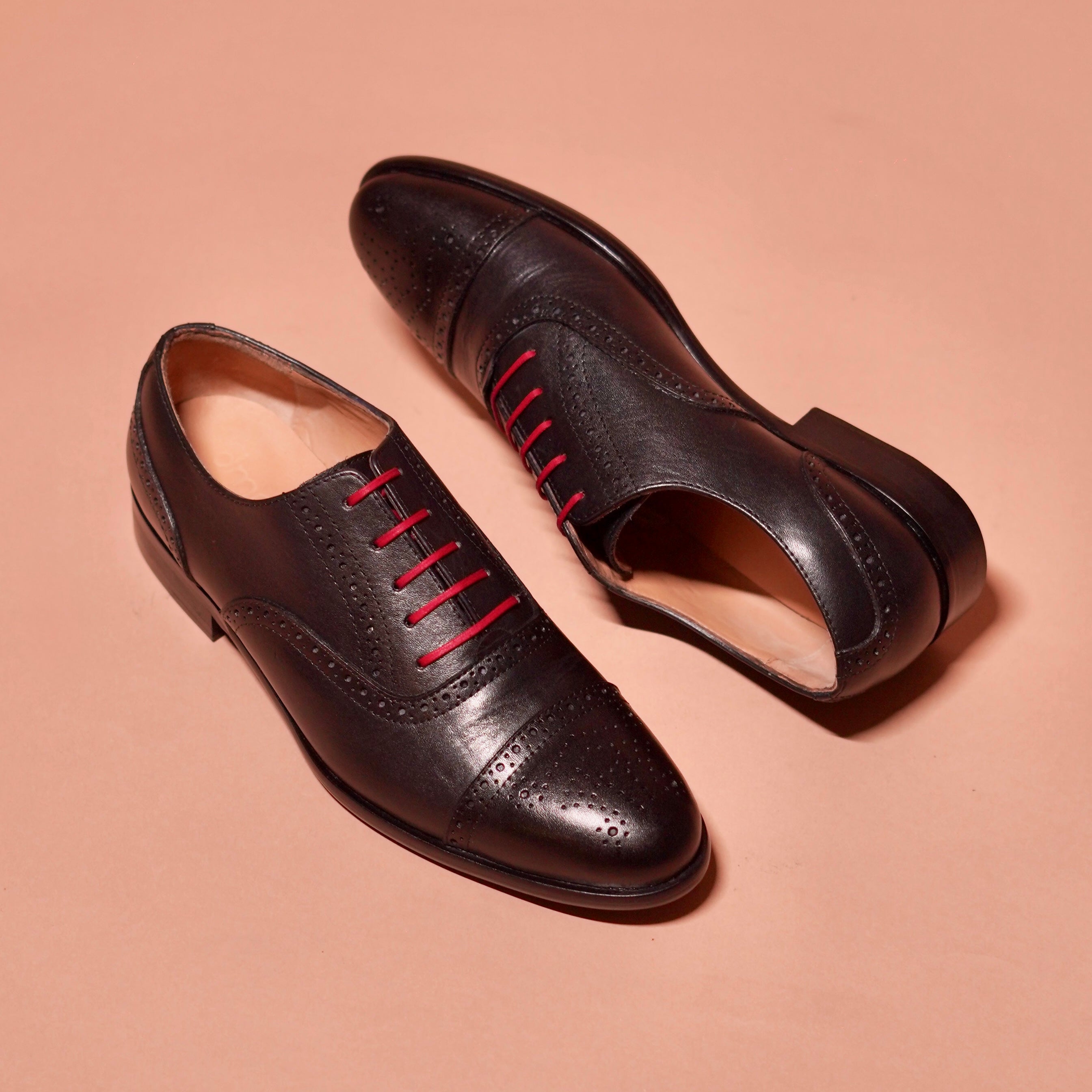 Assasino Rosso | Black cap-toe oxford brogue with bold red laces